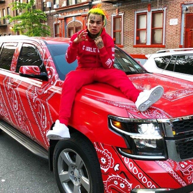 O rapper Tekashi69 curte ostentar carrões, dinheiro e armas