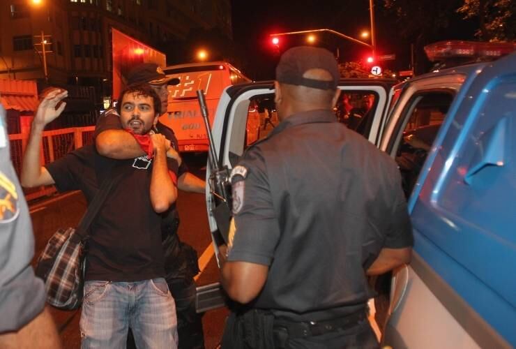 Manifestante é detido por policial militar no centro do Rio