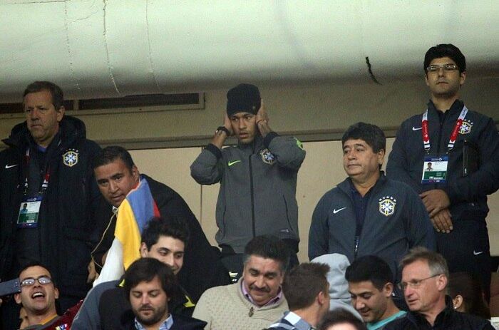 Neymar levou cartão amarelo durante o jogo contra a Colômbia, segundo do Brasil na Copa América, e foi expulso depois do apito final por chutar a bola em Armero e tentar uma cabeçada em Murillo. No vestiário, o jogador ainda teria esperado pelo árbitro Enrique Osses para xingá-lo. Julgado pela Conmebol, por conta da expulsão no duelo contra a Colômbia, o camisa 10 pegou gancho de quatro jogos e, como a CBF (Confederação Brasileira de Futebol) não recorreu, ele já deixou o Chile nesta segunda, após assistir à vitória da seleção no último domingo (21), contra a Venezuela
Experimente grátis: todos os programas da Record na íntegra no R7 Play