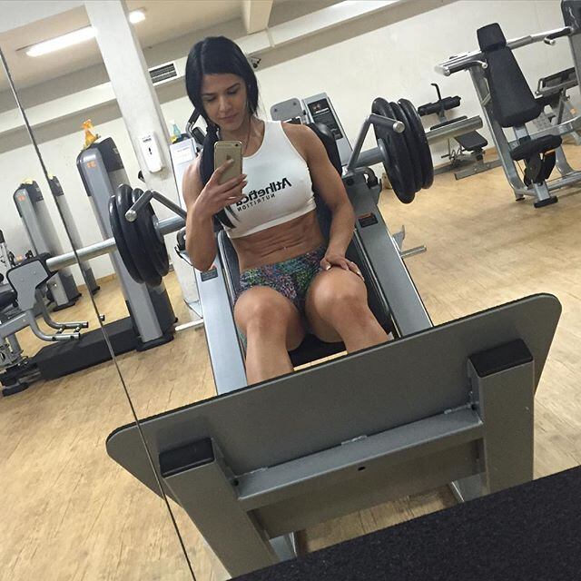 Eva Andressa aposta mais nos aparelhos e pesos 