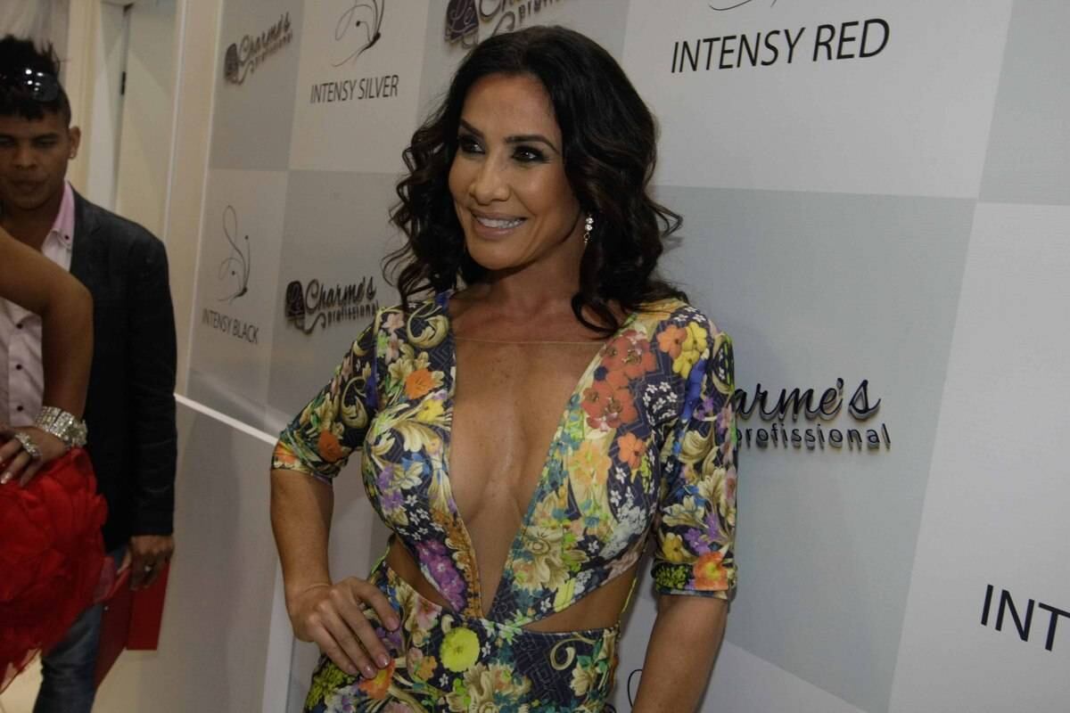 Sheilla Mello e Scheila Carvalho prestigiam feira de beleza em São Paulo