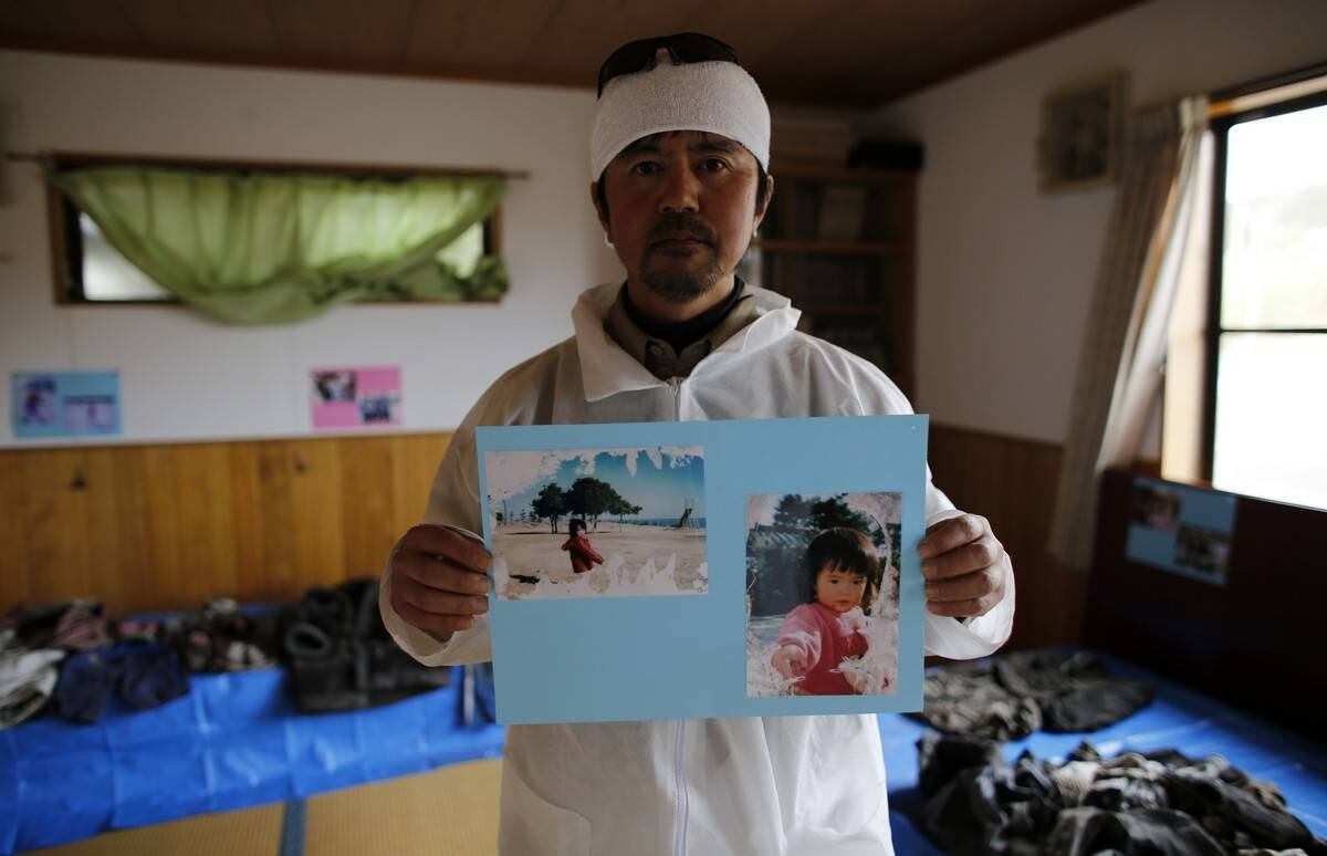 Kimura
posa com o retrato de sua filha Yuna, enquanto organiza os pertences de sua família,
que foram levados pelo tsunami, no templo perto de sua casa. O Japão tenta
construir uma instalação de resíduos radioativos na cidade de Kimura, mas ele
recusou-se a vender ou arrendar suas terras para o governo. Muitos moradores da
região estão revoltados com os planos do governo que pretende despejar cerca de
30 milhões de toneladas de resíduos radioativos. Em quatro anos, o Japão
destinou mais de US$ 15 bilhões para baixar os níveis de radiação no planeta