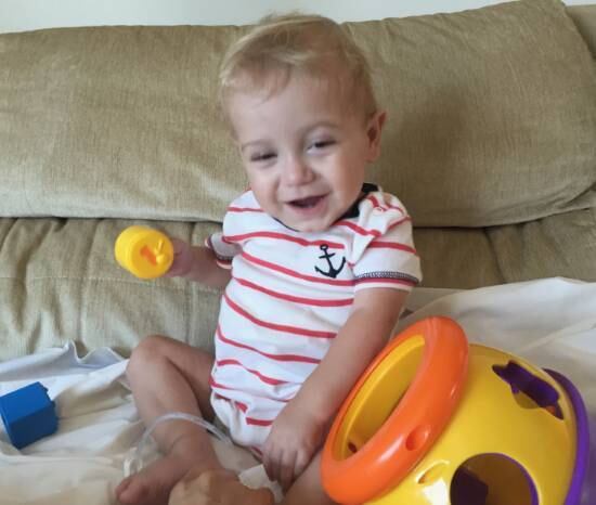 Há cerca de
20 dias, Jéssica iniciou a campanha VaiChico através do site, com doações e
venda de objetos. Na sexta-feira (6), ela já estava com R$ 97 mil, mas abriu
mão de parte do valor para ajudar Glaucia, mãe de Isabela. Com a ajuda, Glaucia
conseguiu o valor que faltava para pagar a cirurgia da filha. De acordo com
Jéssica, com a divulgação do caso, a campanha dela ganhou força.
— Após doar
o dinheiro para ela, a gente ficou com R$ 57 mil. Depois, a campanha deu um
salto. Hoje, já chegamos a R$ 307 mil