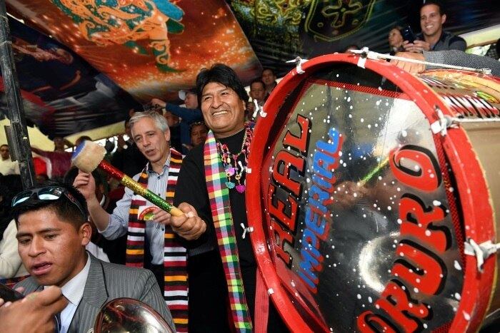 Nem mesmo o presidente Evo Morales ficou de fora do Carnaval de Oruro. Ele foi visto tocando tambor em meio à folia