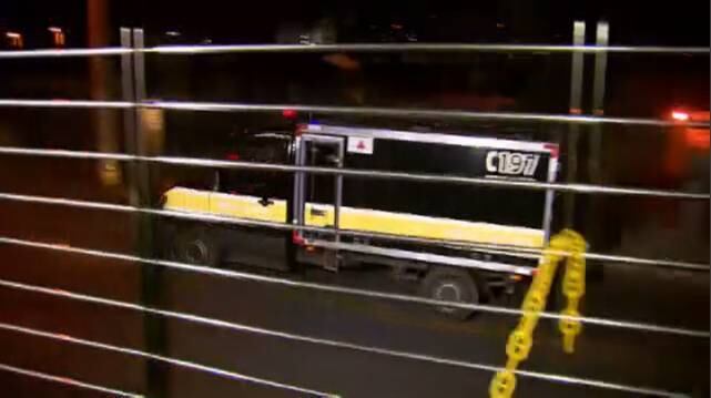 A criança foi levada para o hospital pelo padrasto Michael Teixeira Santos, de 23 anos. No registro do atendimento, Santos relatou que o garoto havia caído de uma escada e batido a cabeça. Porém, os médicos que realizaram os primeiros-corros estranharam a história contada, uma vez que o menino estava com hematomas por todo o corpo. Havia ainda a suspeita que a vítima teria sido abusada sexualmente. O médico acionou imediatamente a Guarda Municipal (GM) e a Polícia Militar (PM). Santos, que segundo a polícia é o principal suspeito do crime, foi detido no local. Veja mais aqui
