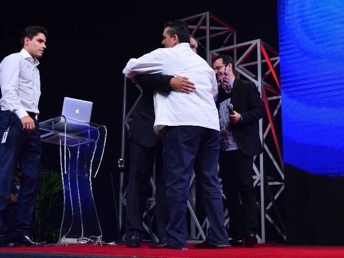 O vencedor do reality será o confeiteiro responsável por abrir a primeira Carlo's Bakery internacional! A confeitaria é muito famosa nos EUA e terá a sua primeira filial no Brasil
— Quero saber como o brasileiro vai misturar os sabores dos EUA com os daqui. Vai ser muito interessante.
Com presença de Cake Boss, Rede Record anuncia programação 2015
Apresentadores registram nas redes sociais lançamento da programação da Rede Record
Veja os bastidores do lançamento da programação 2015 da Rede Record
Rede Record anuncia reality show com Cake Boss