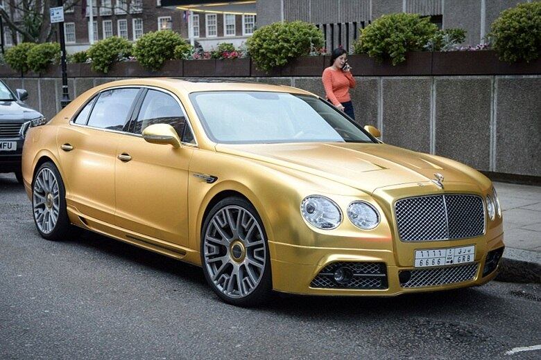 Já faz alguns anos que alguns milionários dos Emirados Árabes Unidos desfilam com seus supercarros. Sim, os caras são extremamente ricos e não gostam de ser igual aos demais