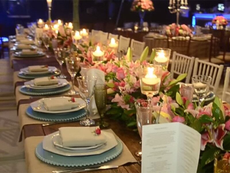A decoração foi tradicional e o casal optou por cores em tons pastéis e detalhes com pérolas 