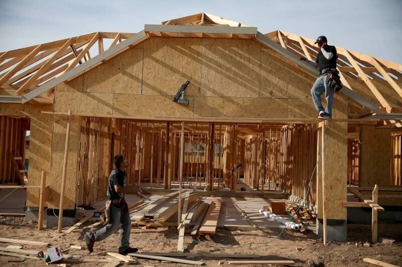 Em Moore, Oklahoma, homens
constroem nova casa no lugar onde antes havia uma para marcar o aniversário de um
ano do tornado que destruiu a região