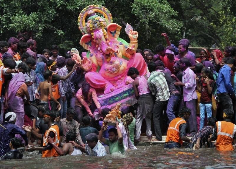 Devotos mergulham estátuas do deus hindu Ganesh em lago
durante o festival de Ganesh Chaturthi, com duração de 10 dias,
na cidade de Ajmer. Estátuas do deus-elefante (que traria prosperidade segundo
a religião hinduísta) são levadas pelas ruas em procissões acompanhadas por
danças e músicas. Ao final do trajeto, são mergulhadas em um rio, mar ou lago,
e levariam consigo todas as desgraças da humanidade