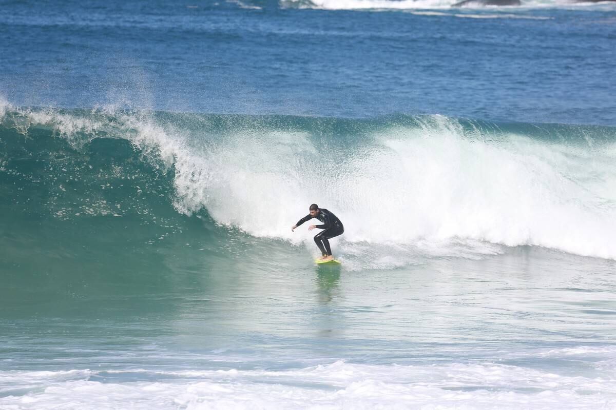 Cauã Reymond surfou no Recreio dos Bandeirantes nesta segunda-feira (21)
