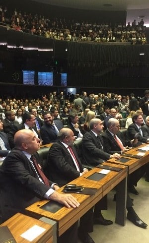 Sessão solene deixou Congresso lotado