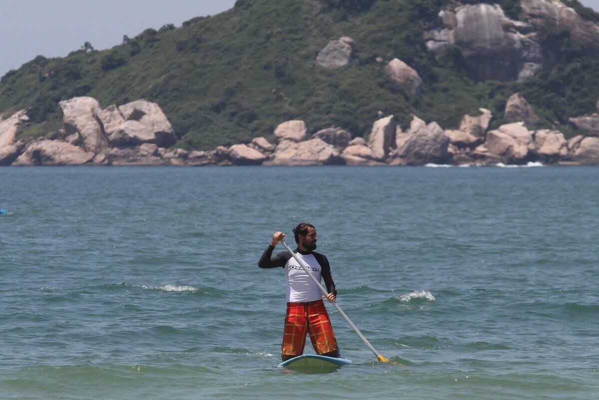 Bruno Gagliasso e Ricardo Pereira praticam stand up paddle na praia da Barra da Tijuca, no Rio