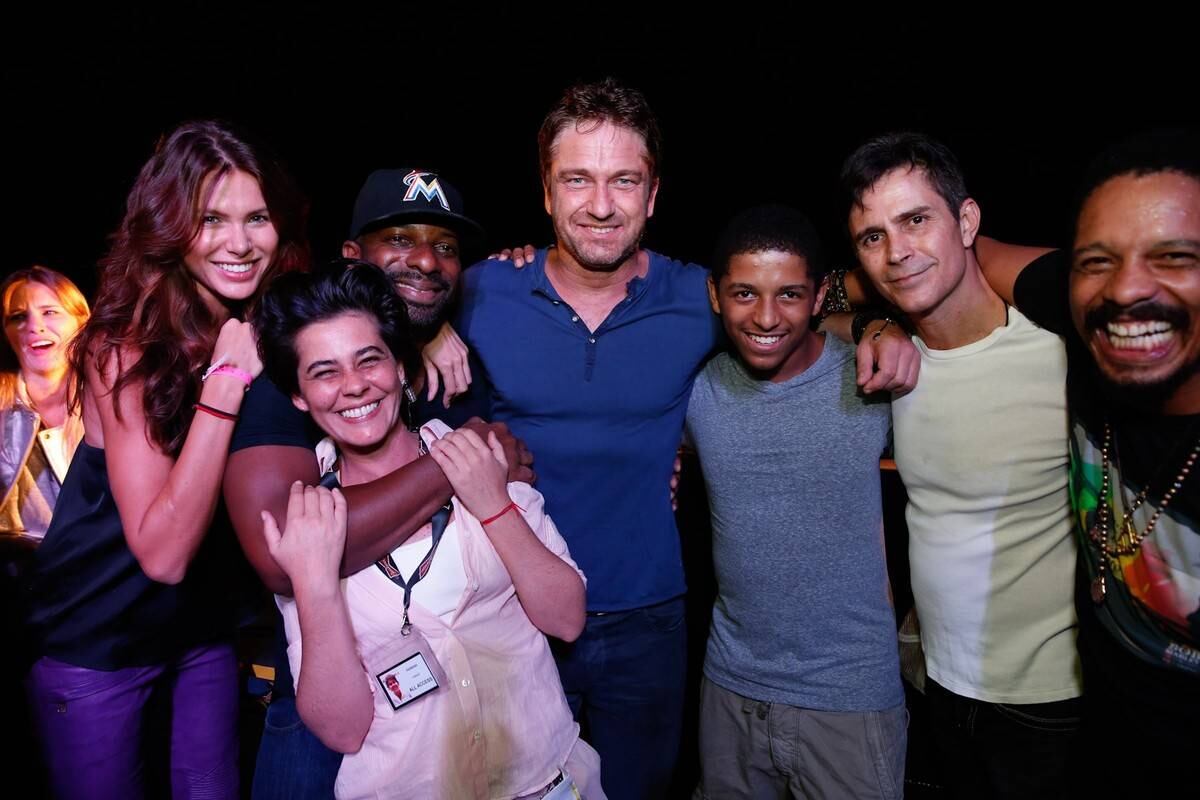 Gerard Butler posando para foto