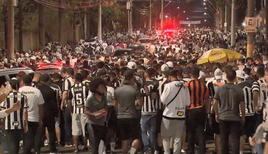 Torcedores reunidos ao redor do estádio antes da partida no Mineirão, nesta quarta-feira (18)