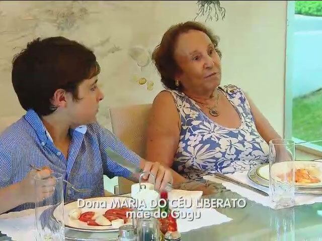 Para terminar, Maria do Céu Liberato, a mãe de Gugu, apareceu para sentar-se à mesa e comer junto com os netos. Ela revelou que costuma ficar na casa do filho às vezes e, quando cansa, volta para sua residência  


+ Gugu Liberato explica como conseguiu entrevistar Suzane von Richthofen: “Sandra ajudou”

+ Condenada pela morte dos pais, Suzane Richthofen confidencia: “Sempre sonhei em ser mãe”

