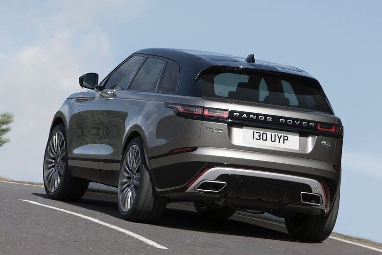 A parte traseira possui saídas de escape duplas e cromadas que se integram ao para-choque. As lanternas também são em led, e sua extensão invade as laterais e estão interligadas por uma barra preta, dando um belo contraste 