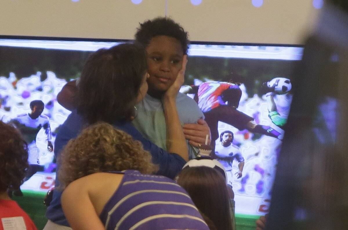 Drica Moraes comemora aniversário do filho adotivo em parque infantil