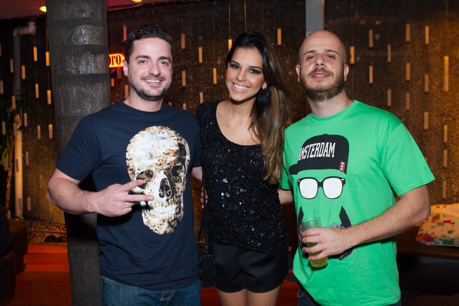 Mariana Rios posa para fotos com Alberto Dias e Henri Mac