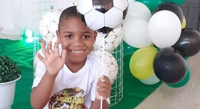 Miguel se desequilibrou e caiu do 9º andar do prédio em que a mãe trabalhava