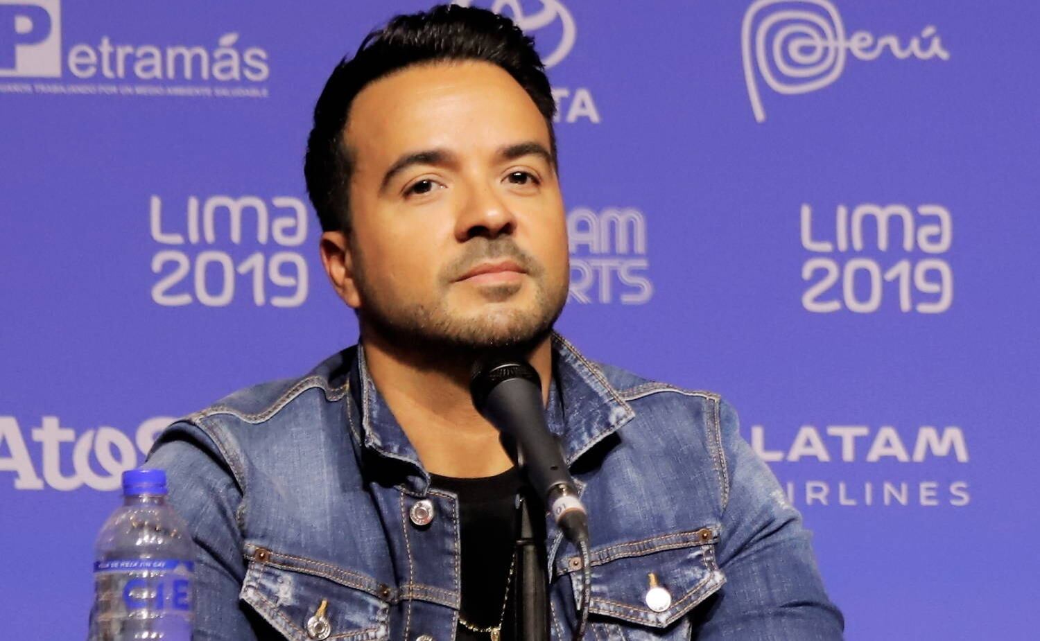 “Ricky, renuncia”, esbravejou Fonsi durante coletiva