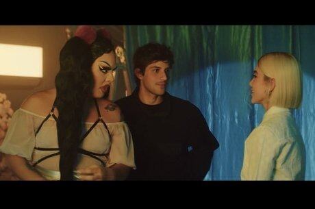 Chay estrela clipe ao lado de Manu e Gloria