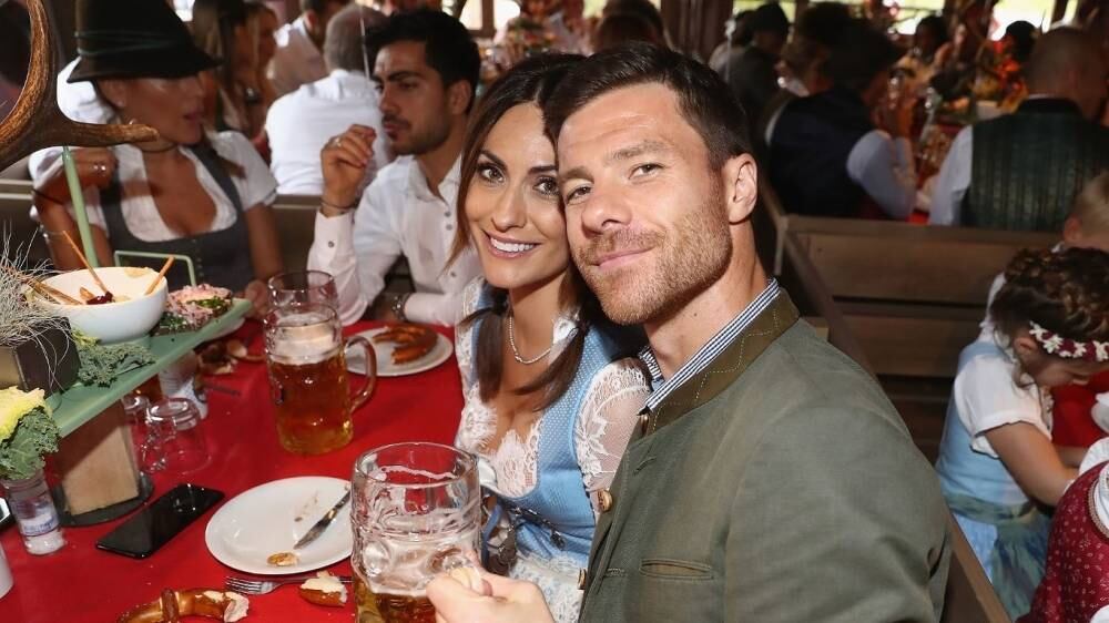 Xabi Alonso e sua esposa compareceram na Oktoberfest