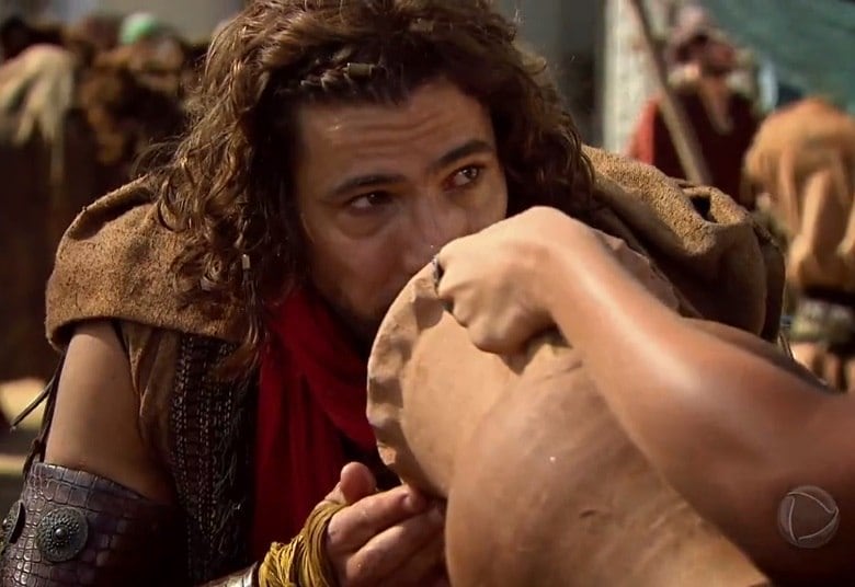 Ainda que um tanto nervosa pelo encontro, a moça não negou o pedido de Davi