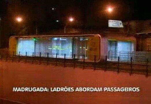 Bandidos embarcaram no coletivo como se fossem passageiros