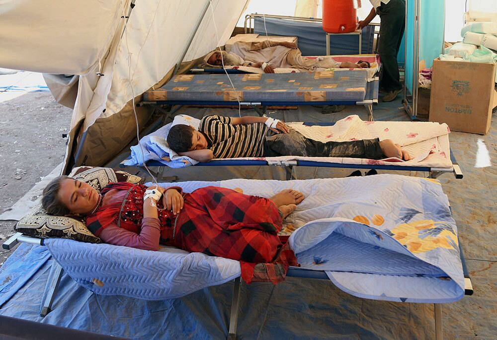 
Muitas crianças e adultos chegam aos campos de refugiados muito debilitados e desidratados.

Um jovem chamado Amer Omar Pajo disse que viu o
pai levar um tiro na cabeça, disparado por membros do EI, e que sua mãe morreu
pouco depois de desidratação