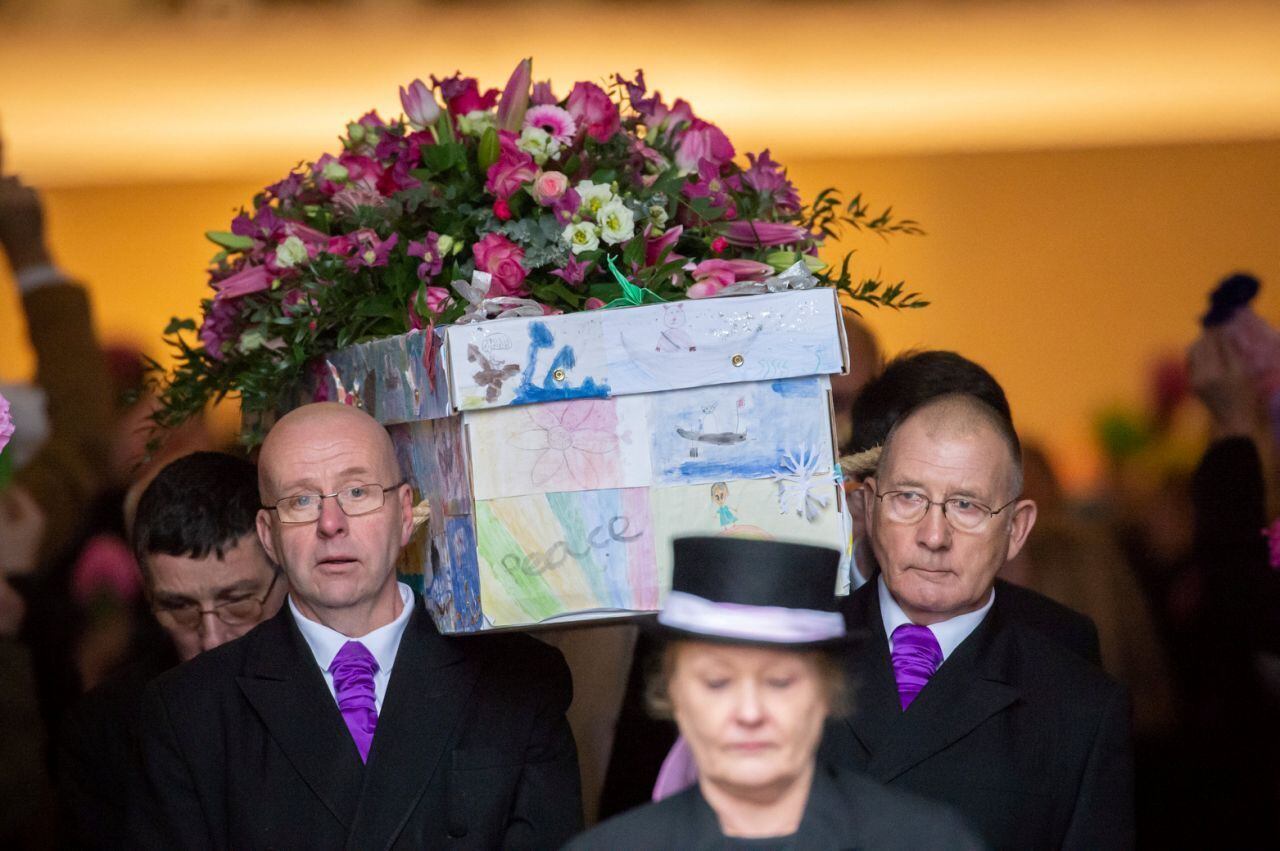 Em sua homenagem, os quase 700 alunos da St. Andrew's Church School, em Bath, no sudoeste da Inglaterra, cobriram seu caixão de desenhos de borboletas, arco-íris e pó de fada, todos representando a magia citada por ela em sua carta

VEJA TAMBÉM: Homens sagrados manchados de cinza atraem multidões na Índia