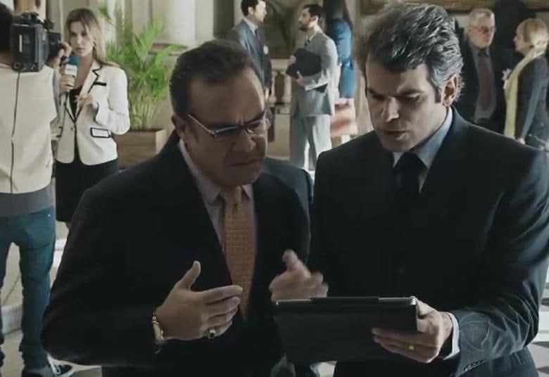 Um deputado se aproxima de Papudo e conta sobre
a notícia veiculada no site deixando-o furioso. O deputado procura Josimar e
cobra explicações já que apenas ele e a esposa Renata sabem sobre o cinto de
castidade. O assessor diz que não tem nada a ver com a notícia e Papudo fica
desconfiado da esposa
+ Papudo perde o controle e sufoca Renata. Assista!
+ Plano Alto aposta em figurino sofisticado
+ Carla Diaz e Bernardo Falcone se divertem nos bastidores