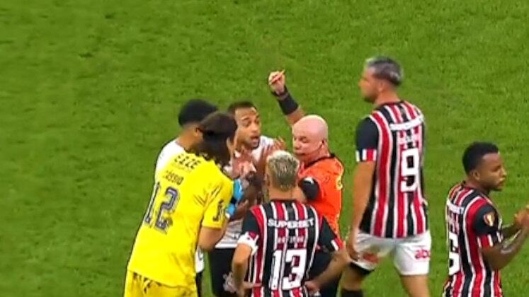 Polêmicas do Majestoso

Gustavo Machado capturou tudo sobre o fim do tabu do São Paulo contra o Corinthians no estádio do Timão. O ator trouxe detalhes sobre a conversa entre o árbitro da partida e o zagueiro corintiano Caetano, que foi expulso e fez a equipe alvinegra jogar com um a menos desde o primeiro tempo
