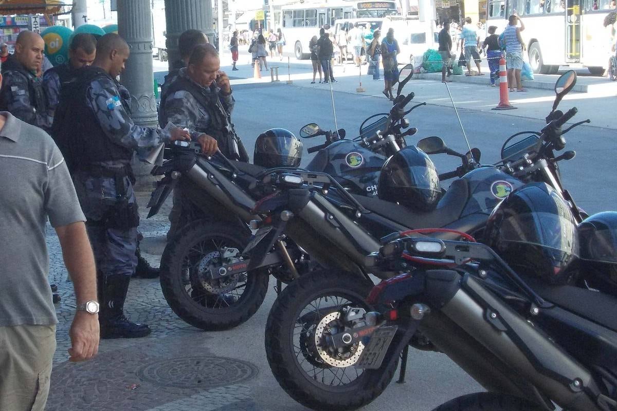 PMs também ocupam a avenida Edgard Romero, principal de Madureira e um dos acessos ao morro da Serrinha
