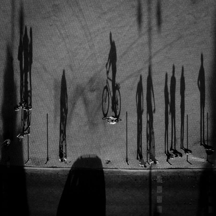 A foto de uma praça em Vilnius, na Lituânia, fica mais interessante com as sombras das pessoas em destaque