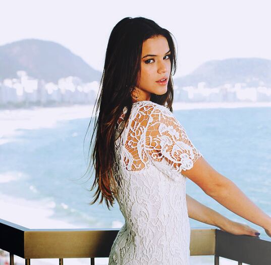 O apelido "namorada de cinema" refere-se ao fato de Bruninha brilhar nas novelas brasileiras. Em um dos jornais peruanos, a atriz foi chamada de "belíssima"
