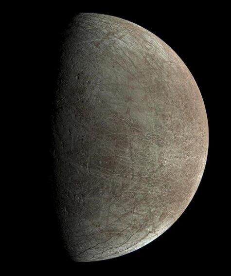 A Nasa analisa se achou fontes de carbono na superfície da lua Europa, de Júpiter. O satélite é muito estudado pelos astrônomos como possível alternativa caso os humanos precisem deixar a Terra


NÃO PERCA: Imagens inacreditáveis: concurso premia as melhores fotos de astronomia do ano