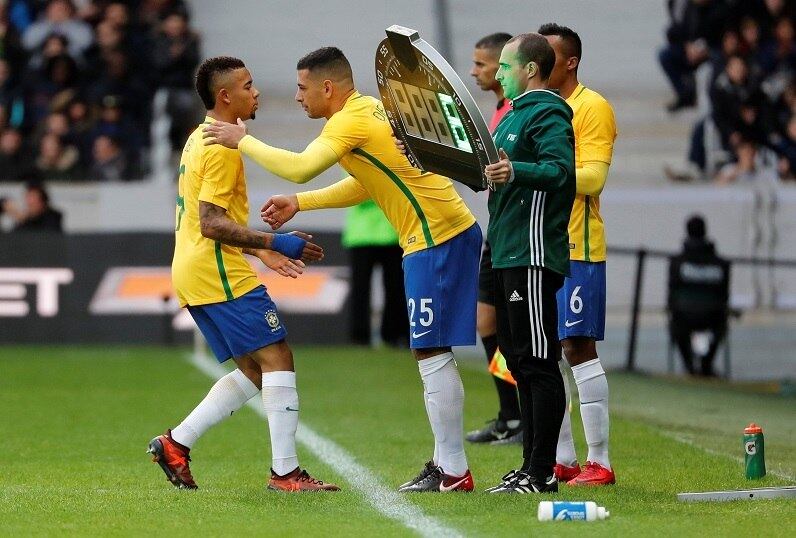 Na segunda
etapa de jogo, Tite não foi econômico e utilizou muitas substituições para testar novos jogadores 
