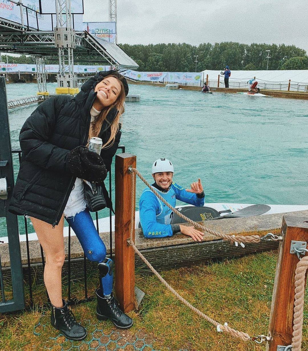 É também na rede social que ela compartilha momentos românticos com o amado