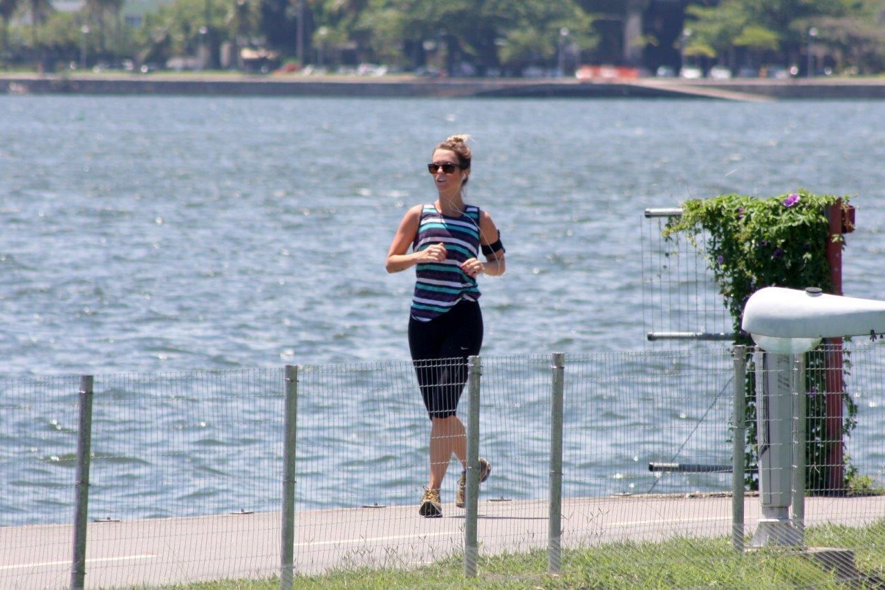 Juliana escolheu uma roupa bastante confortável para malhar