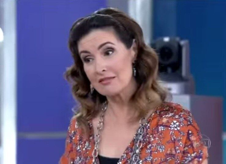 Daniela
Mercury e Malu Verçosa foram convidadas do programa Encontro e falaram sobre o beijo gay na TV.
Brincalhona, a cantora falou que Fátima e Giovanna Antonelli podiam “treinar”.
A jornalista ficou constrangida, mas foi delicada: “Ah, tá... Mas eu não sou
atriz”

















