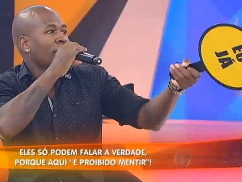 Juju logo levantou sua placa e disse que jamais fez isso, assim como Fabíola e Léo. Já Marcos Mion e Léiz admitiram que sim

"Acordei ao lado de um funcionário novo no ônibus que eu não sabia o nome", disse Leiz.

+ Léo Santana, Juju, Fabíola Gadelha, Mion e Léiz encaram o É Proibido Mentir

+ Kelly Key se derrete pela filha: “Ela é uma versão melhorada de mim”
