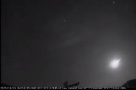 Imagem registrada por câmera da Exoss em São Sebastião (SP) conseguiu flagrar o meteoro que passou sobre o Rio