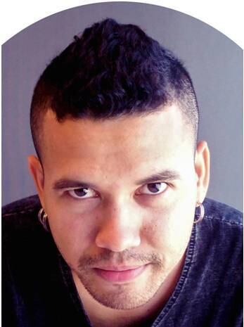 Marcello Oliveira trabalha como engenheiro de teste e suporte do Waze em Tel Aviv, Israel, onde mora há 10 anos. Fã do app, sempre quis trabalhar em uma empresa que tivesse um impacto diário na vida das pessoas e, como os motoristas brasileiros têm que lidar com o trânsito todos os dias, o aplicativo tem o poder de melhorar a qualidade de vida dos seus usuários.
1) Sempre fui um grande fã do aplicativo e depois de trabalhar 4 anos como supervisor de suporte técnico em outra empresa, eu decidi me candidatar para uma posição no Waze. Depois de muitas entrevistas e testes, aqui estou.
2) A rotina da nossa equipe é verificar o produto final e ver se podemos encontrar quaisquer falhas ou dificuldades na utilização de um determinado recurso. Também recolhemos feedback dos usuários através dos nossos canais de ajuda, comunidades beta e editores e mídias sociais, e trabalhamos com a equipe de engenheiros para tentar resolver desafios, melhorar os recursos existentes ou lançar novos.
3) Eu acho que uma das coisas mais importante é gostar do aplicativo, para usá-lo, e compreender seu impacto na rotina diária de um usuário. Dessa forma, você pode realmente cuidar de como ele funciona e pode ter ideias sobre como melhorá-lo para os nossos usuários. Tendo isso em mente e um bom currículo, vai certamente ajudar a passar pelo processo de contratação. Além disso, seja legal