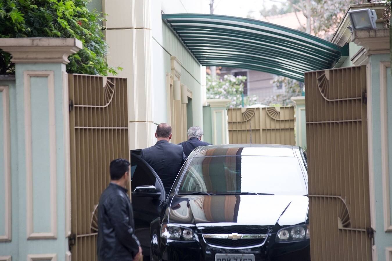 Movimentação em frente à casa de Temer, no Alto de Pinheiros