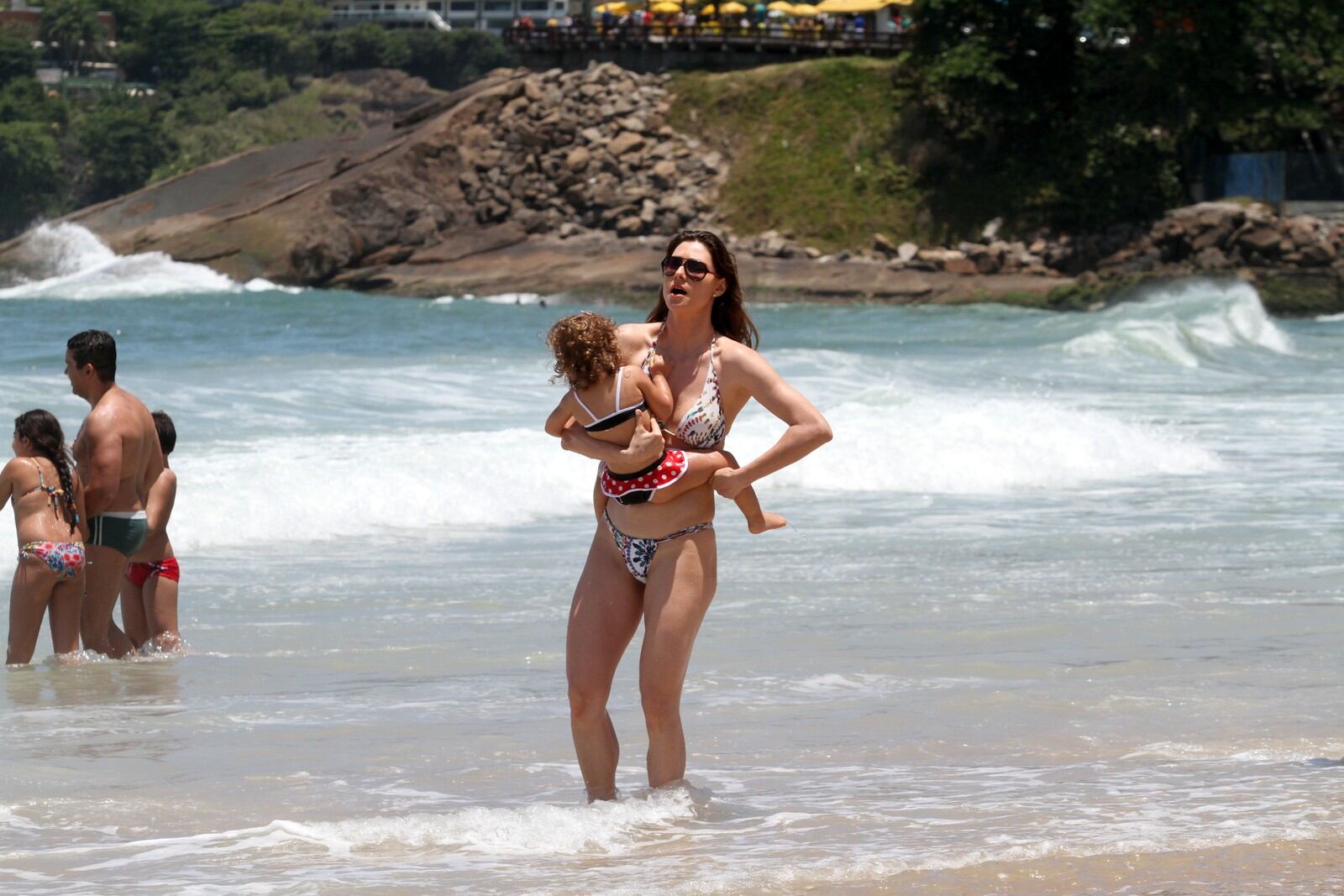 Lavínia mostrou que é uma mãe muito atenciosa e ficou bem agarradinha com a filha quando foram para o mar