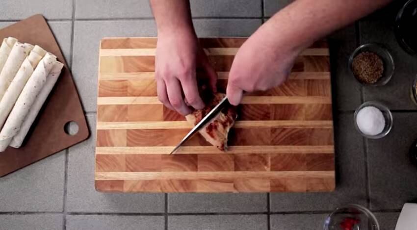 Já imaginou como fazer um burrito minúsculo? Para o hamster, um burrito tamanho "humano" é grande demais para ele
