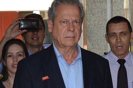 Dirceu cumpre prisão domiciliar com tornozeleira eletrônica