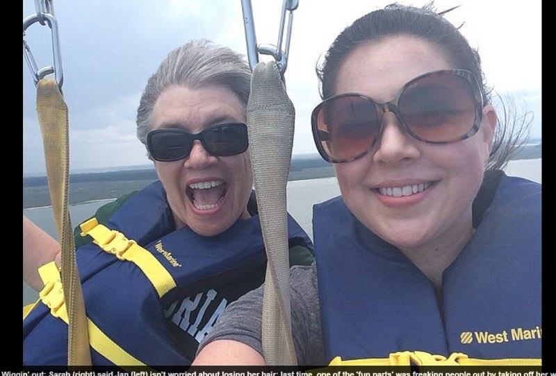 — Eu não esperava uma reação daquelas. Nem precisei convencê-la
de nada. Ela mesma me ligou e pediu. Quando cheguei na casa dela ela já estava
com o cabelo rosa e com a maquininha na mão