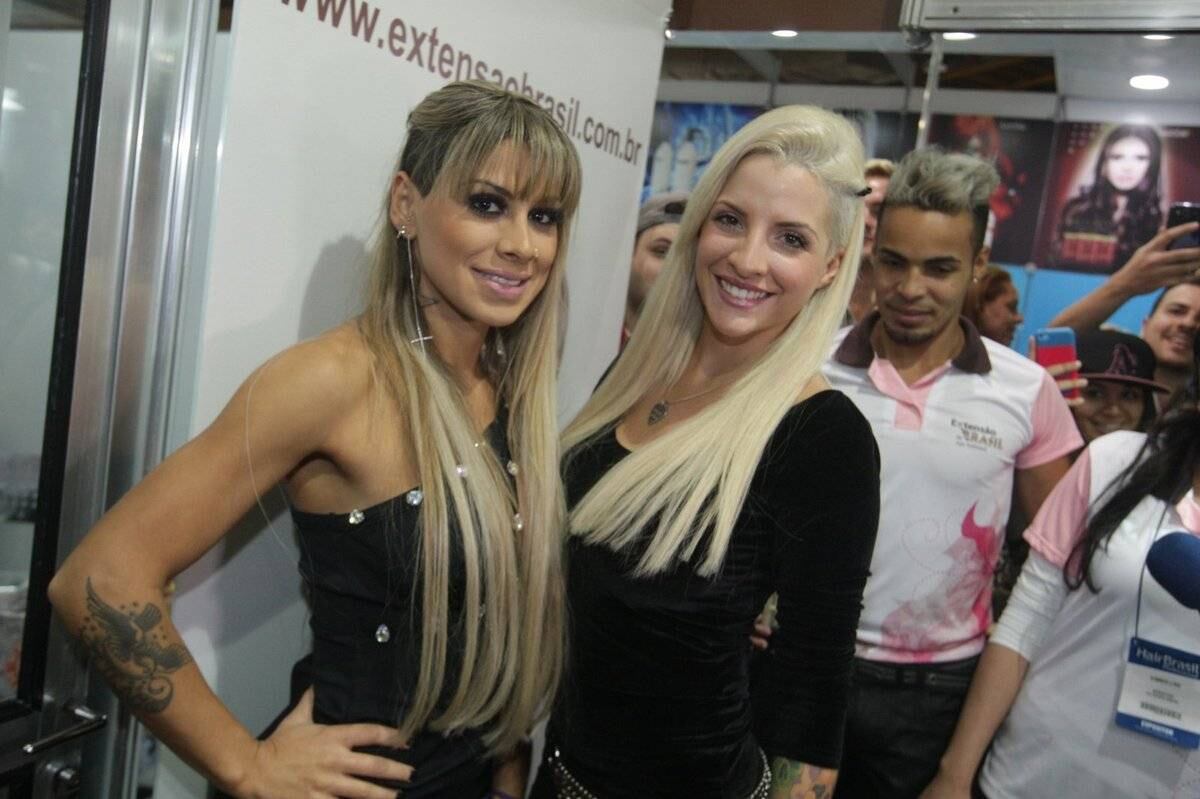 Logo após anunciar o fim do casamento com Fabio Aguilar, Clara apareceu toda sorridente com Vanessa na feira Hair Brasil, evento de beleza em São Paulo, nesta segunda (14)